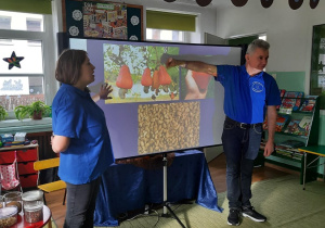 Kobieta i mężczyzna prezentują slajd