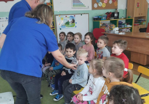 dzieci oglądaja orzechy