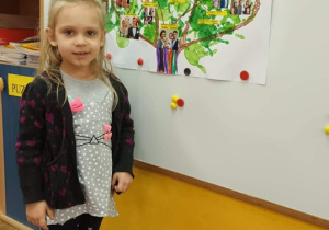 dziewczynka prezentuje drzewo genealogiczne swojej rodziny
