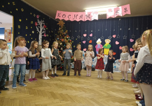 dziewczynki i chłopcy śpiewają