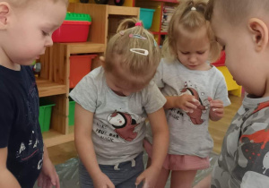 dziewc czynka stoi w pojemniku z cieczą nienewtonowską