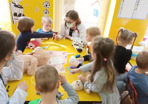 dzieci badają misie