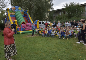 Pani Dyrektor wita Gości w ogrodzie przedszkolnym