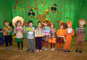 dzieci prezentują jesienne przebrania