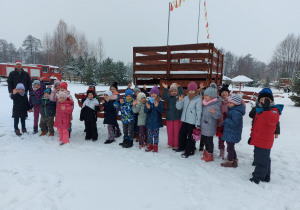 dzieci stoją na śniegu