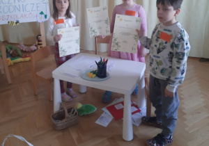 dzieci prezentują dyplomy