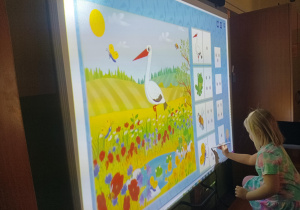 dziewczynka robi zadanie na tablicy interaktywnej