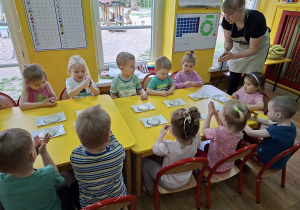 dzieci dekorująlukrem mazurki