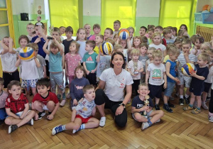 grupowe zdjęcie dzieci z trenerką