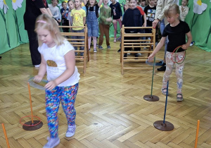 dzieci pokonują tor przeszkód