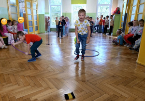 chłopcy pokonują tor przeszkód