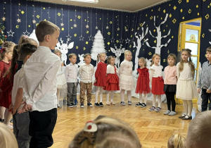 odświetnie ubrane dzieci siewaja piosenkę