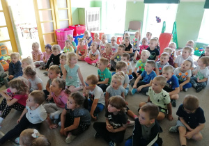 dzieci oglądają przygody małej Vashti