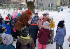 dzieci karmią ptaki