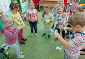 dzieci tworza muzyke za pomocą różnych przedmiotów