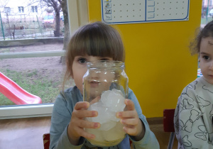 dziewczynk trzyma słoik z lodem