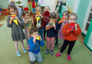 dzieci prezentują instrumenty