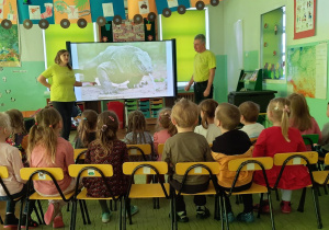 dzieci oglądaja prezentacje o gadach