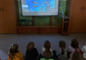 dzieci oglądaja prezentację