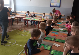 dzieci wykonują pracę plastyczna