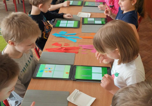dzieci wykonauja zadania na tabletach