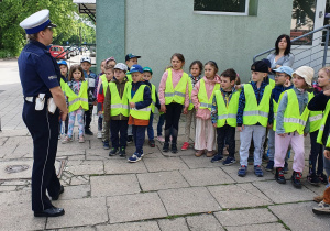 dzieci słuchają p. policjantki