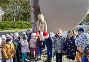 Dzieci stoja przy pomniku Pękniętego Serca