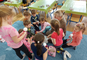 Dzieci wybierają materiały do wykonania Marzanny