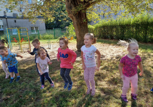 dzieci ćwiczą w ogrodzie
