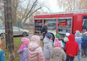 dzieci oglądają wyposażenie wozu strażackiego