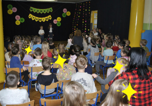 dziewczynka i chłopiec recytują wiersz