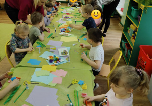 dzieci wykonuja pracę plastyczną