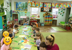 pani pomaga dziecku wykonac pracę plastyczną