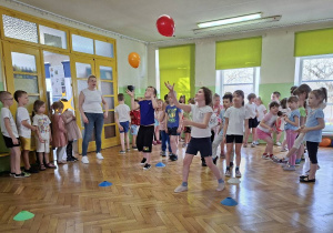 chłopiec i dziewczynka odbijają balony