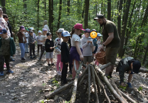 dzieci układaja ogniskoz