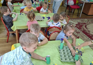dziec wykonują prace plastyczne