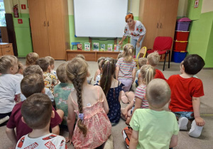 Autorka prezentuje swoje książki
