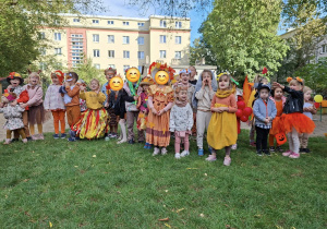 dzieci prezentują jesienne przebrania