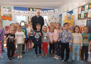 dzieci i jeden dorosły pozują do zdjęcia