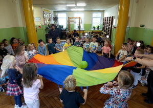 dzieci bawią się chustą animacyjną