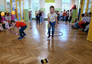 chłopcy pokonują tor przeszkód