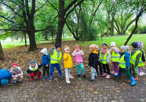 dzieci pozują w parku