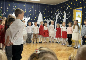 odświetnie ubrane dzieci siewaja piosenkę