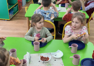 dzieci jedzą pizzę na podwieczorek