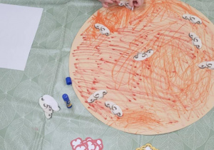 praca plastyczna Pizza - dzieci wykonują pizzę z kartonu, naklejają gotowe elementy