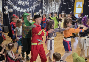 dzieci tańczą tworząc pociąg