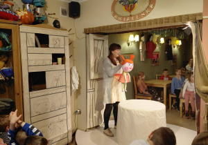 aktorka z kukiełką na scenie