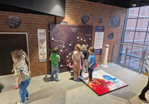 dzieci grają w grę o gwiazdozbiorach