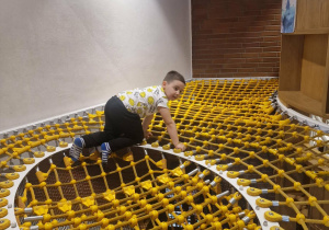 chłopiec chodzi po siatce