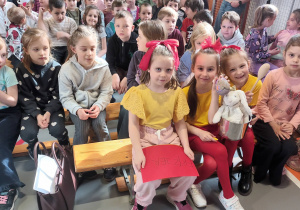 dzieci czekają na swoja kolej